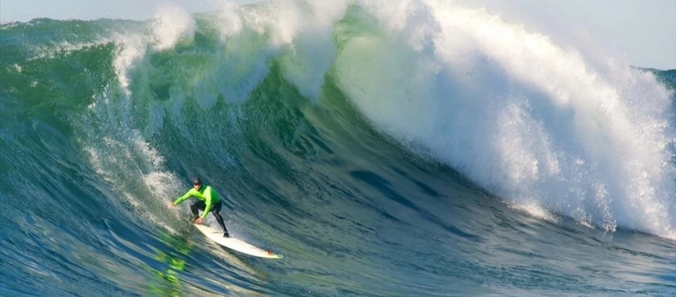 Πορτογαλία: Σέρφερς δαμάζουν τεράστια κύματα στη Ναζαρέ που «κόβουν» την ανάσα (βίντεο)